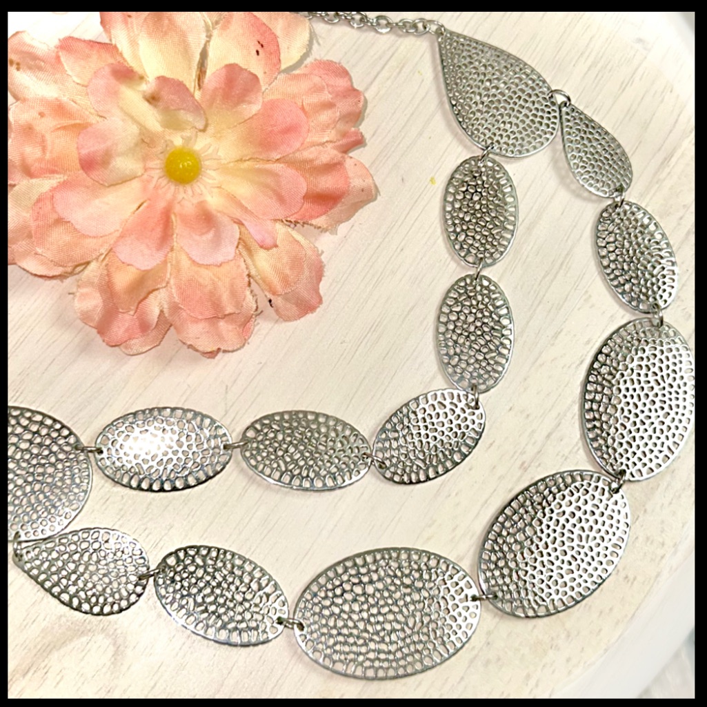 Elegant Silver Necklace 7$